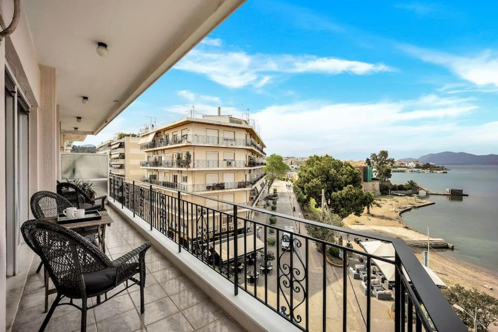 Bright Central Apartment With Splendid Sea View! Chalkís Dış mekan fotoğraf