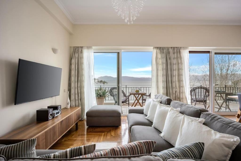 Bright Central Apartment With Splendid Sea View! Chalkís Dış mekan fotoğraf
